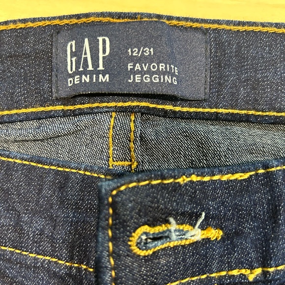 Size 12/31 - Gap Favorite Jeggings - Like new - Picture 2 of 2